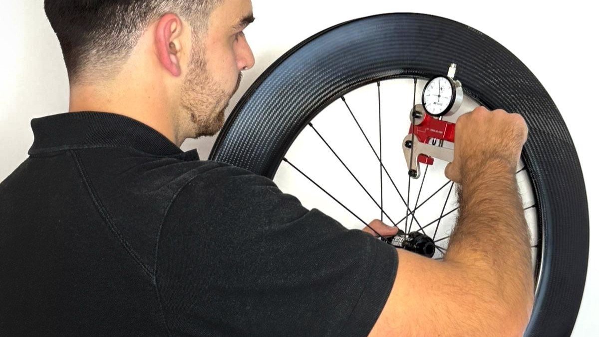 Óscar Torres building a custom wheel